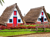 tradiční domy, Santana (Portugalsko, Dreamstime)