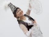 Taneček v kazašském kroji (Kazachstán, Dreamstime)
