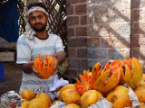 Prodavač papaje (Indie, )