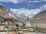 klášter Rongbuk se štítem Mt. Everestu (Čína, Dreamstime)