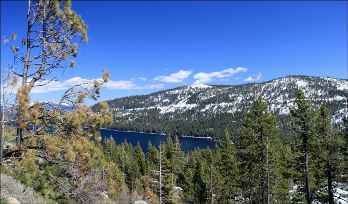 železniční trať v úbočí kopce v pohoří Sierra Nevada (USA, Michal Čepek)