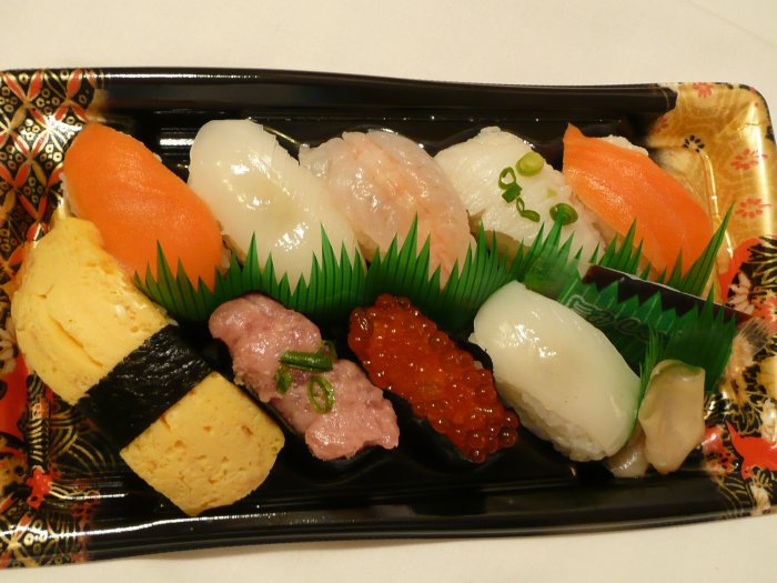 čerstvé sushi - losos, sépie, kreveta a jiné mořské dobroty (Japonsko, Mgr. Hana Dušáková)