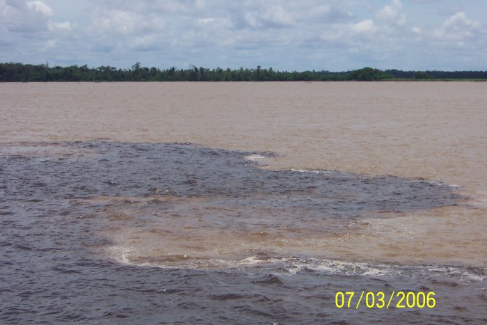 Kontrastující vlnovka soutoku černé a žluté řeky - Ria Solimoes a Ria Negra (Brazílie, Marta Mašková)