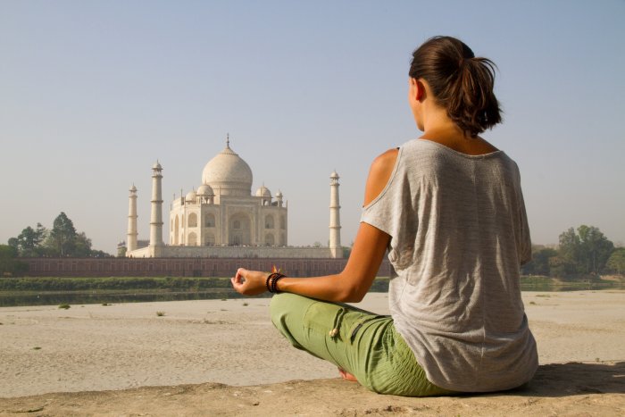 Meditace u Tadž Mahalu (Indie, Shutterstock)