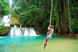 Houpání na laně u vodopádů, Negril (Jamajka, Dreamstime)