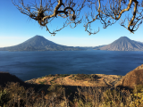 Jezero Atitlán s činnými sopkami (Guatemala, Barbora Pačesová)