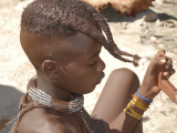 Chlapec kmene Himba (Namibie, Dreamstime)