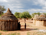 Tradiční obydlí kmene Himba 2 (Namibie, Dreamstime)