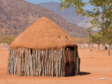 Tradiční obydlí kmene Himba (Namibie, Dreamstime)