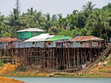 obydlí u jezera Kaptai, Rangamati (Bangladéš, Dreamstime)