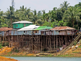 obydlí u jezera Kaptai, Rangamati (Bangladéš,  Dreamstime)
