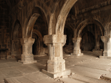 kolonáda středověkého kláštera (Gruzie, Dreamstime)