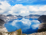 Vulkanické skalnaté hory, jezero Tianchi, Changbaishan (Čína, Dreamstime)