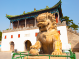 kamenný lev před chrámem Putuo (Čína, Dreamstime)