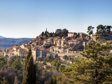 panoramatický pohled na Bonnieux - Luberon, Provence (Francie,  Dreamstime)