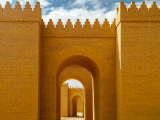 částečně zrekonstruovaná brána Babylonu (Irák, Dreamstime)