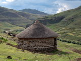 obydlí v severoviýchodní části Lesotha (Jihoafrická republika, Dreamstime)