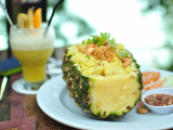 rýže podávaná v ananasu (Malajsie, Dreamstime)