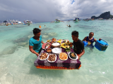 Bacuitské ostrovy, El Nido, oběd (Filipíny, Ing. Růžena Duchková)