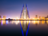 Světové obchodní centrum v noci, Manana, Bahrain (Saúdská Arábie, Dreamstime)
