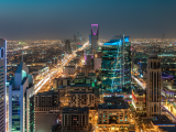 Noční Riyadh (Saúdská Arábie, Dreamstime)
