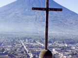kříž vers. vulkán, Antigua (Guatemala, Shutterstock)