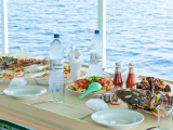 oběd na palubě (Maledivy, Shutterstock)