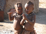 měření tepu, kmen Himba (Namibie, Ing. Zdeněk Zvoníček)