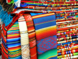 látky na trhu, Otavalo (Ekvádor, Shutterstock)