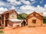 Tradiční obydlí (Madagaskar, Shutterstock)