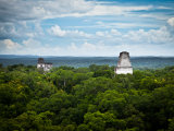 Chrámy I a II, Tikal (Guatemala, Shutterstock)