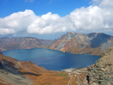 Jezero Chon v kráteru hory Pektu (KLDR,  Shutterstock)