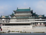 Velká lidová knihovna na náměstí Kim Ir-sena, Pchjongjang, KLDR (KLDR,  Shutterstock)