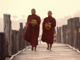 mniši na nejdelším týkovém mostě světa (Barma, Michal Čepek)