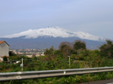 Etna vysoko ční nad pobřežní silnicí, Sicílie (Itálie, Geops)