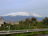 Etna vysoko ční nad pobřežní silnicí, Sicílie (Itálie,  Geops)