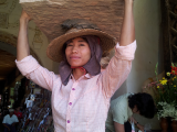Barmská dívka nesoucí na hlavě těžký kámen (Barma, Jana Blechová)