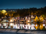 Osvětlené domy v historické části Boathouse Row, Philadelphia (USA, Dreamstime)