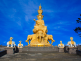 Zlatý Buddha, Emei Shan (Čína, Dreamstime)