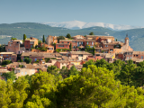 Vesnice Roussillon s  masivem Ventoux v pozadí, Vaucluse region (Francie,  Dreamstime)