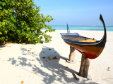 Kanoe na maledivské pláži (Maledivy, Dreamstime)