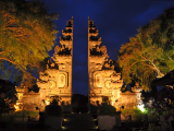 Vstupní brána chrámu (Indonésie, Dreamstime)