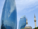 Tradiční a moderní architektura, Baku (Ázerbájdžán, Dreamstime)