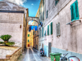 ulička ve městě Alghero, Italie, Sicilie (Itálie, Dreamstime)