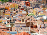 Italie, Sicilie, střechy městečka Bosa (Itálie, Dreamstime)