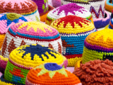 Vlněné čepice na trhu v Otavalo (Ekvádor, Dreamstime)