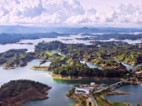 jezero Guatapé (Kolumbie, Dreamstime)