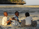 Dětské hřiště na pláži při odlivu (Zanzibar, Slávek Suldovský)