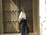 Nejtypičtější architektonický prvek - staré dřevěné dveře, Stone Town (Zanzibar, Slávek Suldovský)