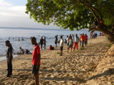 Obyvatelé Zanzibar Townu se scházejí na pláži (Zanzibar, Slávek Suldovský)